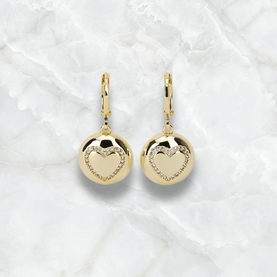 Arete Huggies Mini Diseño de Media Esfera con Corazón